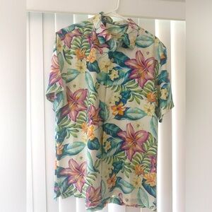 Men’s short-sleeve button-up shirt size M